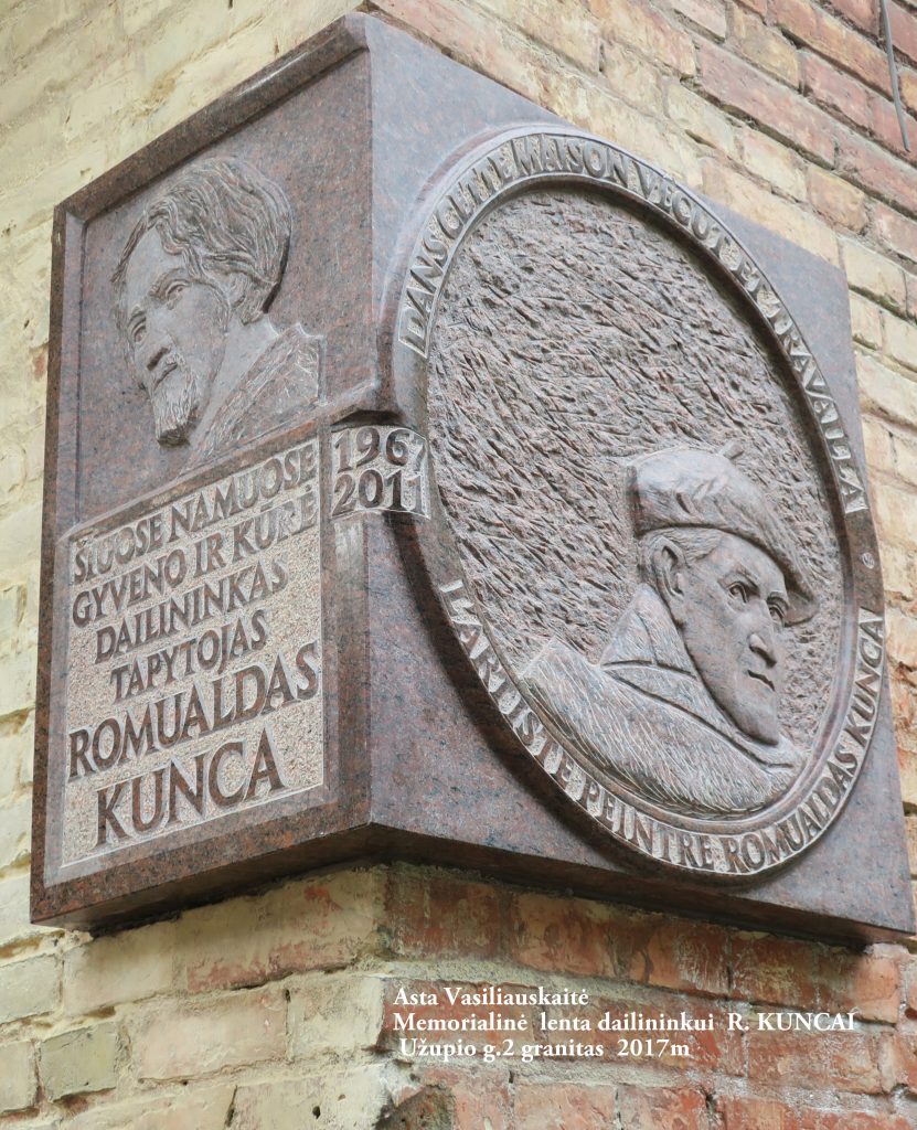 3 asta vasiliauskaitė romualdo kuncos atminimo lenta vilniuje užupio g.2 granitas h 70 cm. 2017