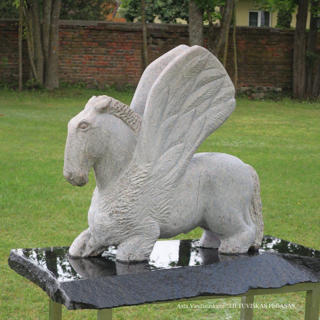 asta vasiliauskaitė lietuviŠkas pegasas. granitas, h 80 cm. 2020 jurbarkas